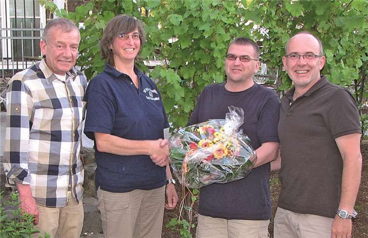 Für ihr Engagement im Gewerbeverein Bad Bodendorf wurde Gisela Becker mit einem Blumenstrauß verabschiedet (v.r.n.l.): Norbert Röhn, Karl Hanenberg, Gisela Becker, Michael Schmitz.privat