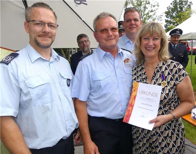 Für ihr Engagement rund um Ukraine-Hilfstransporte erhielt Landrätin Anke Beilstein die Deutsche Feuerwehr-Ehrenmedaille.