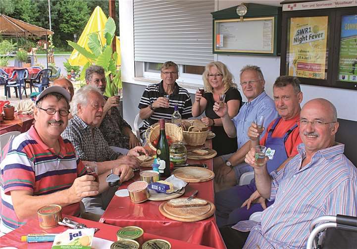 Für ihr Engagement wurden die Helfer mit einem deftigen Imbiss belohnt.  Privat