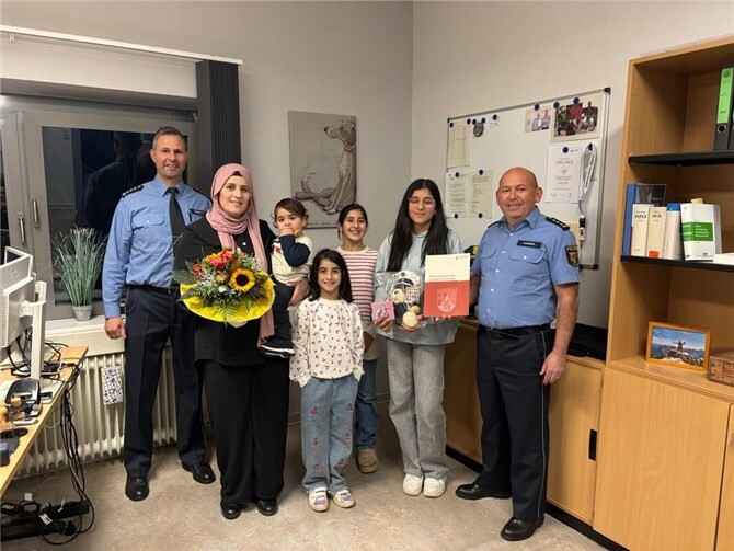 Zivilcourage kennt kein Alter  Für ihr außergewöhnliches und mutiges Verhalten wurde Maide in den Räumen der Polizeiinspektion Hachenburg geehrt.Foto: Polizeiinspektion Hachenburg