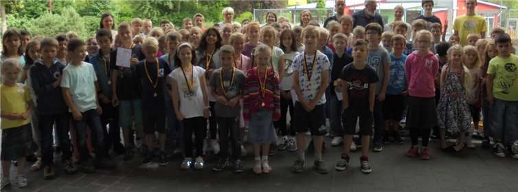 Für ihr großes Engagement bei den Bundesjugendspielen erhielten alle Kinder eine Urkunde.
