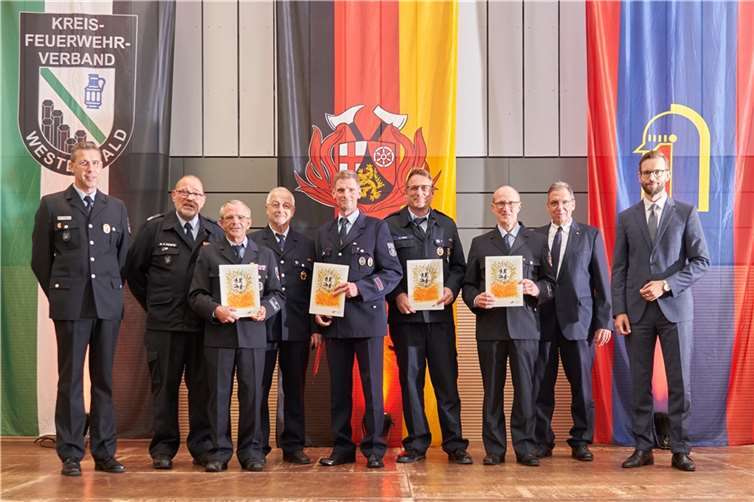 Für ihr herausragende Tätigkeiten gab es Ehrennadeln in Silber (Günther Brühl) und Gold (Dieter Wüst, Patrick Fries, Patrick Weyand), vom Kreisfeuerwehrverband Westerwald sowie die goldene Ehrennadel des Landes Rheinland-Pfalz (Hajo Klimke). Fotos: VG Montabaur / Sascha Ditscher