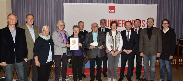 Für ihr herausragendes und ehrenamtliches Engagement im Bereich der Seniorenarbeit und zum Wohle des Generationenmiteinanders in der Gesellschaft wurde die Initiative 55 plus-minus geehrt. Privat