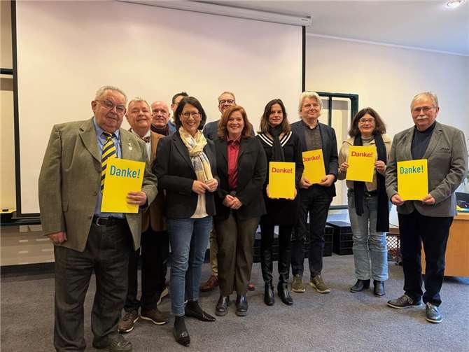 Für ihr langjähriges Engagement wurden beim FDP-Kreisparteitag in Bad Breisig zahlreiche Mitglieder durch die stellvertretende Landesvorsitzende Daniela Schmitt und die Bezirksvorsitzende Sandra Wieser geehrt. Foto: Rolf Deißler