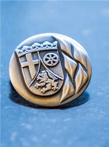 Für ihr langjähriges besonderes Engagement sind jetzt sieben Bürger im Kreis mit der Ehrennadel des Landes Rheinland-Pfalz ausgezeichnet worden.Foto: Kreisverwaltung Ahrweiler/Bernhard Risse.