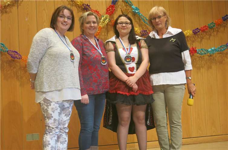 Für ihr närrisches Engagement geehrt wurden (vl.) Andrea Küchler, Jennifer Ritter und Gina Münc, sowie Margret Piroth von der TSG.
