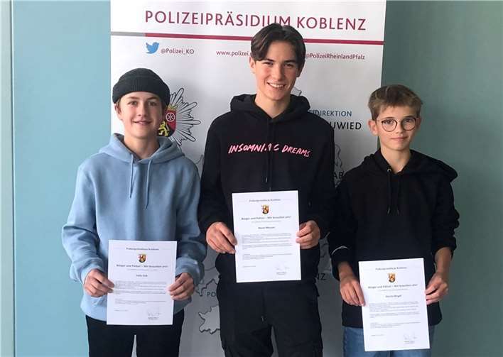 Für ihr vorbildliches Verhalten wurden die drei jungen Koblenzer mit der Bürgerurkunde ausgezeichnet. Foto: Polizeipräsidium Koblenz