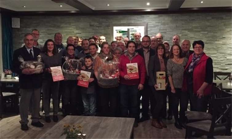 Für ihre Bereitschaft, mehrfach Blut zu spenden, wurden einige Blutspender geehrt.  privat