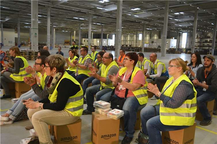 •Für ihre Geschichte ernteten die Nachwuchsautoren viel Applaus.