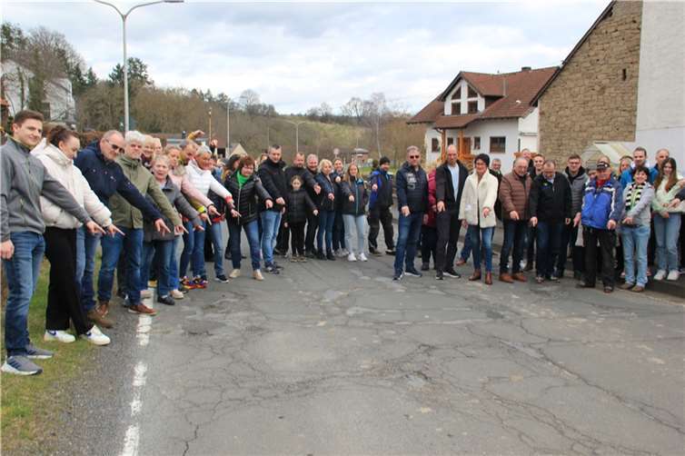 Für ihre Ortsdurchfahrt gehen die Gleeser auf die Straße und zeigen mit Fingern auf die Schlaglochstrecke, für deren Sanierung das Land seit zehn Jahren seiner Pflicht nicht nachkommt. Foto. GS