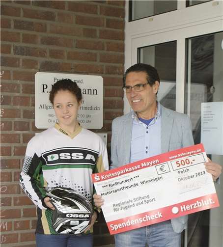 Für ihre ausgezeichnete Leistung im Motorsport erhält Theresa Bäuml einen Scheck von Dr. med. Peter Billigmann.privat