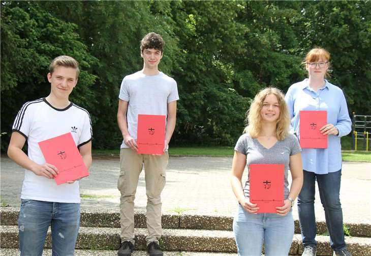 Für ihre besonderen Leistungen wurden vier Schüler*innen belohnt.Foto: Gerd Hänschke