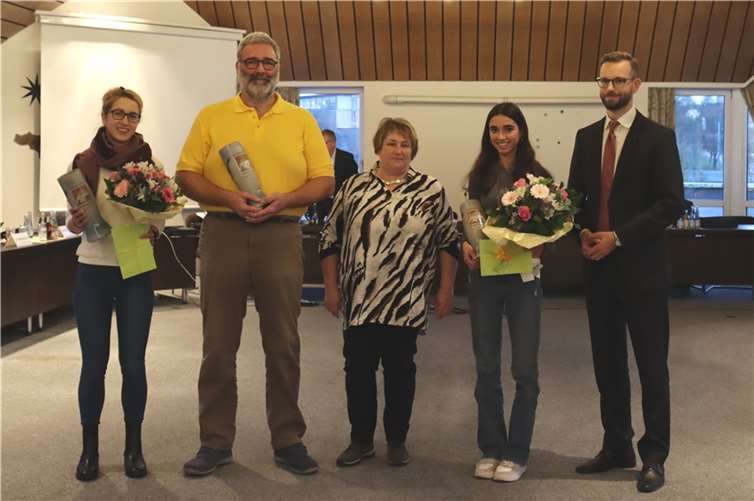 Für ihre herausragenden Leistungen hat der VGR die Spitzensportler (v.l.) Anja Fachbach, Marius Böttcher und Lucie Bäcker geehrt. Mit auf dem Foto sind Kadenbachs Ortsbürgermeisterin Ute Küchen und Bürgermeister Ulrich Richter-Hopprich.  Foto: VG Montabaur / Christina Weiß