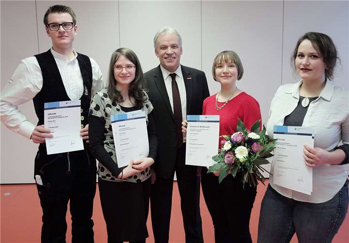 Für ihre herausragenden Platzierungen im Finale des Leistungswettbewerbs des Deutschen Handwerks wurden die Bundessieger durch HwK-Präsident Kurt Krautscheid (2.v.r.) geehrt (v.r.): Rikarda Müller , Sarah Heckmann, Ester Adams und Fabian Gies.