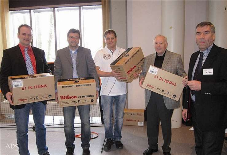 Für ihre intensive Vereinsarbeit erhielten die Vertreter der Vereine TC Blau-Weiss Herschbach, TC Anhausen, TC Steimel und TC Lissendorf (v. li.) je einen Karton Bälle von Präsident Ulrich Klaus.