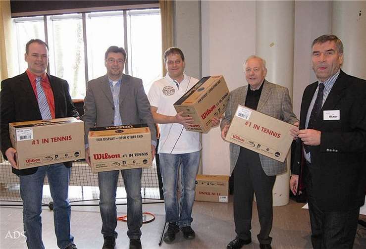 Für ihre intensive Vereinsarbeit erhielten die Vertreter der Vereine TC Blau-Weiss Herschbach, TC Anhausen, TC Steimel und TC Lissendorf (v. li.) je einen Karton Bälle von Präsident Ulrich Klaus.