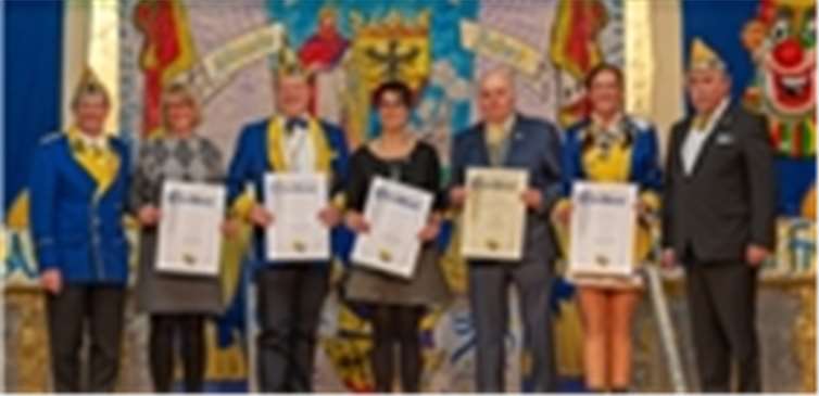 Für ihre langjährige Mitgliedschaft bei den Närrischen Buben in Sinzig wurde vom 1. Vorsitzenden Volker Thormann (re.) und Hans-Peter Floter (li.) geehrt: Christa Hammer, Franz Hermann Deres, Andrea Vogel, Hans-Rainer Ockenfels und Stefanie Fleischer. Sven Ockenfels