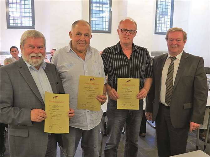 Für ihre langjährige Mitgliedschaft im Gemeinderat wurden (von links) Jürgen Claßen, Karl-Hans Leister und Dieter Bamberg geehrt. Bürgermeister Manfred Führ überreichte ihnen dazu eine Ehrenurkunde des Gemeinde- und Städtebundes Rheinland-Pfalz.privat