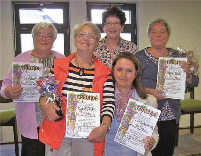 Für ihre langjährige Mitgliedschaft zu diese Möhnen geehrt.privat