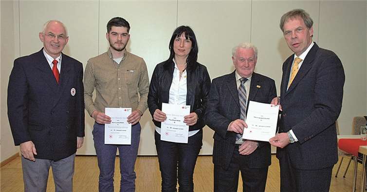 Für ihre langjährige Treue zum Ortsverein DRK Adenau wurden nun Mitglieder geehrt. UM