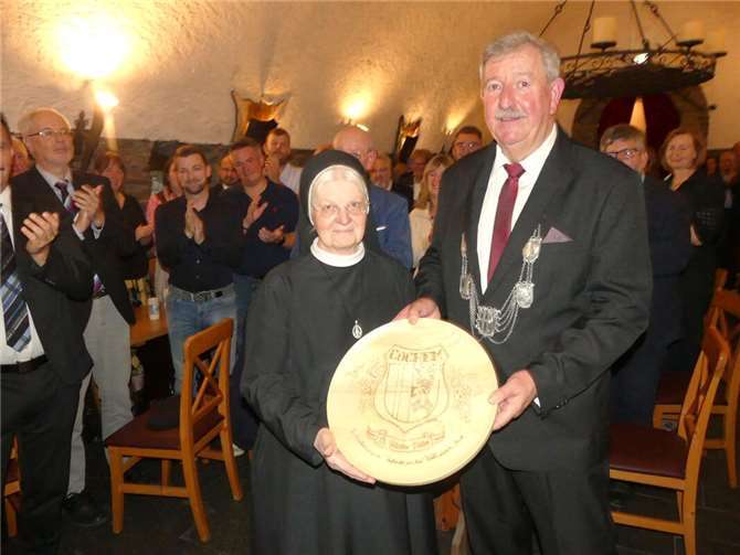 Der Cochemer Wappenteller geht an Felicitas Pöller Für ihre langjährigen Verdienste wurde Schwester Felicitas Pöller mit dem Wappenteller der Stadt Cochem geehrt.