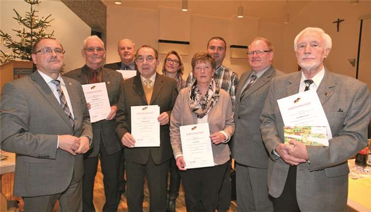 Für ihre verdienstvolle und teilweise langjährige Tätigkeit im Verbandsgemeinderat wurden von Bürgermeister Heilmann (l.) die bei der vergangenen Kommunalwahl ausgeschiedenen Mitglieder geehrt. Einige erhielten für besonders langjährige Zugehörigkeit eine Ehrenurkunde des Gemeinde- und Städtebundes Rheinland-Pfalz (v.l.): Albert Wagner (24 J.), Franz-Josef Schomisch (24 J.), Gottfried Groß (34 J.), Gisela Klier (24 J.) und Udo Mühlhausen (43 J.). W. Eckert