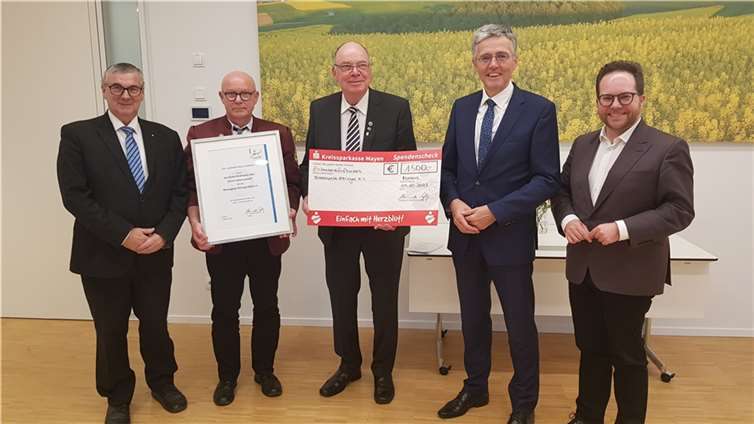 Für ihre vielfältigen musikalischen Verdienste erhielt die Blaskapelle Ettringen den Kulturförderpreis durch Landrat Dr. Alexander Saftig (links), den Ersten Kreisbeigeordneten Pascal Badziong (rechts) und Karl-Josef Esch als Vorstandsvorsitzender der Kreissparkasse Mayen (2. von rechts). Dankbar nahmen der Vorsitzende Alexander Schuster (2. von links) sowie der verdiente langjährige Vorsitzende Otto Barz (mitte) die Urkunde und den Scheck entgegen. Fotos: KH