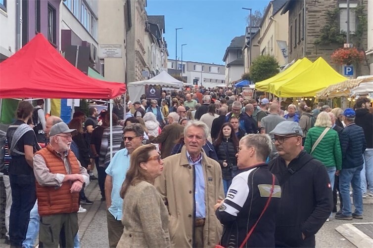 Für ihren Besuch wurden die Marktfreunde kurz nach der Markteröffnung mit herrlichem Spätsommerwetter belohnt.
