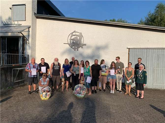 Für ihren Erfolg erhielten die Sieger einen Pokal, eine Urkunde sowie einen Geschenkkorb.  Foto: Schützengesellschaft St. Sebastianus Montabaur