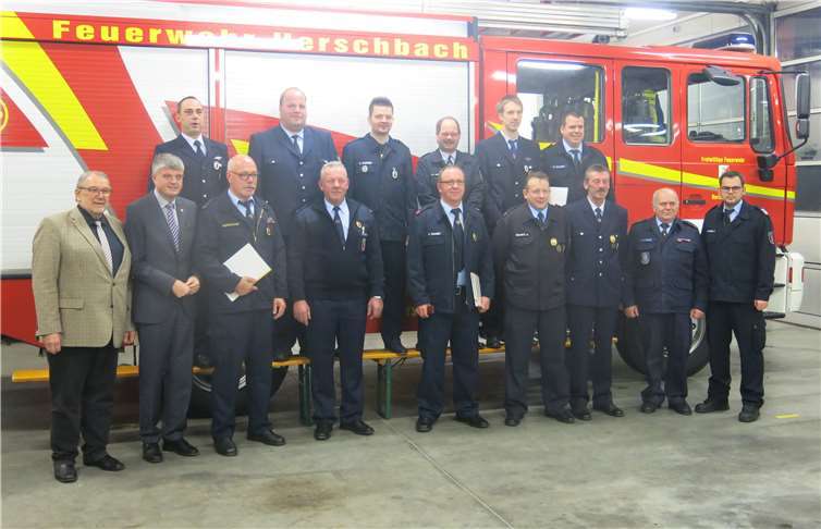 Für ihren großen ehrenamtlichen Einsatz über Jahrzehnte hinwegwurden diese Kameraden geehrt. Fotos: WR