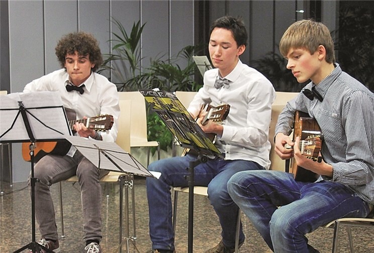 Für ihren schwungvollen Vortrag von Swinging Bells und Loving The Hope erntete das erste Bassenheimer Gitarrenensemble unter Leitung von Johannes André tosenden Applaus.