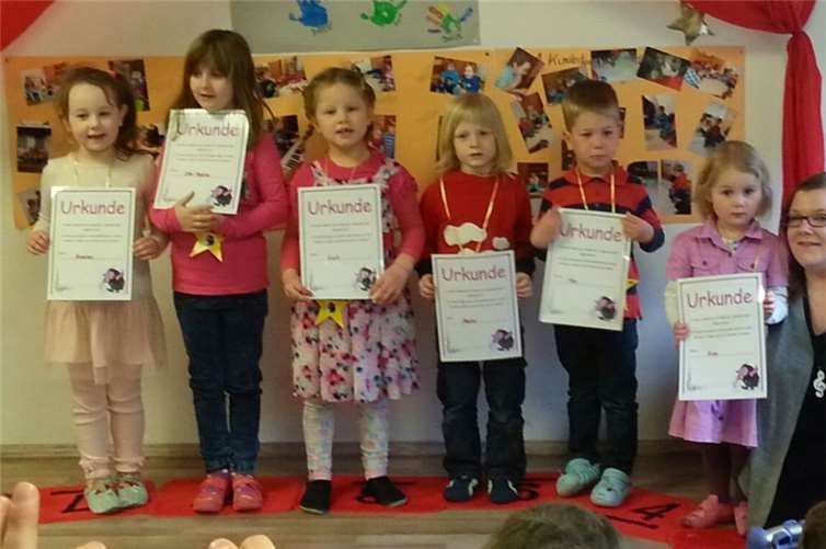 Für ihren tollen Auftritt wurden die Kinder mit Urkunden und Medaillen belohnt. privat