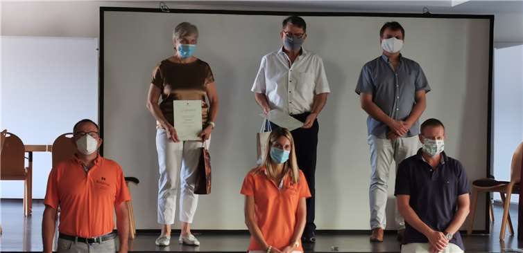 Für insgesamt 165 Jahre Kolpingstreue wurden (oben stehend) Gertrud Frorath, Erwin Lötsch und Dieter Scharrenbach sowie Torsten Zwick (untere Reihe re.) ausgezeichnet. Der Erste Vorsitzende Rainer Scharrenbach und die Zweite Vorsitzende Annika Ermtraud gratulierten - auf Abstand. Foto: privat