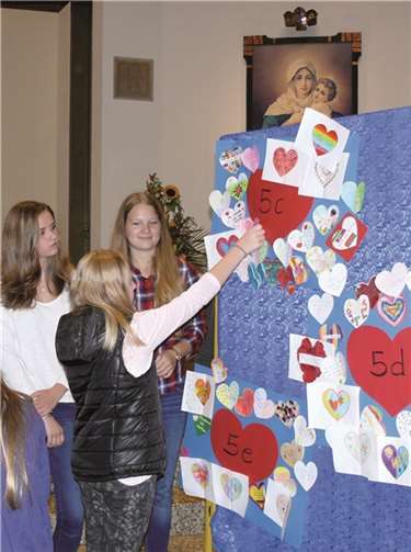 Für jede Klasse gab es ein großes Herz, das alle kleinen Herzen zusammen mit den Herzenswünschen aufnahm.