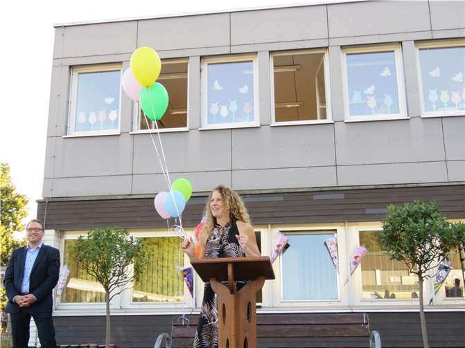 Für jede Klasse ließ die Schulleiterin Ballons mit vielen guten Wünschen steigen.  Foto: privat