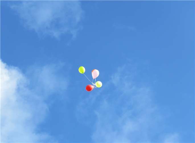 93 Mädchen und Jungen verstärken die Schulgemeinschaft Für jede Klasse stiegen Ballons mit guten Wünschen auf.