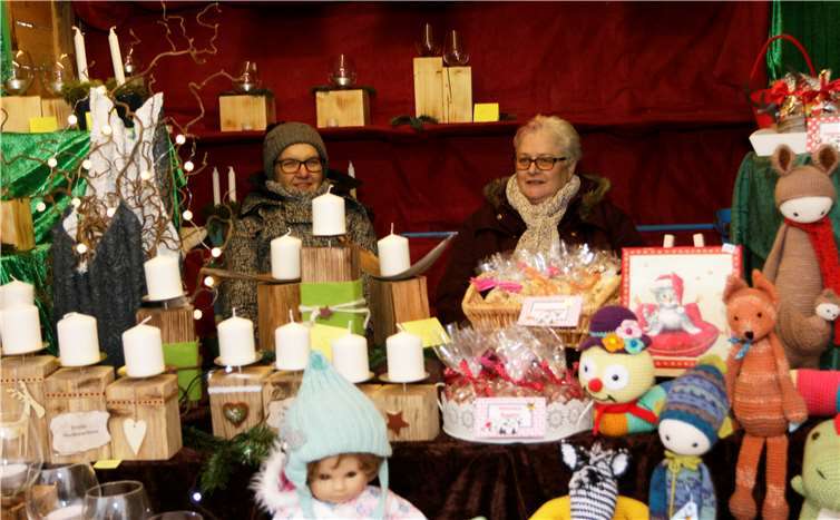 Für jeden Geschmack war auf dem Weihnachtsmarkt in Schuld etwas dabei, wie zum Beispiel Kerzen oder Puppen.