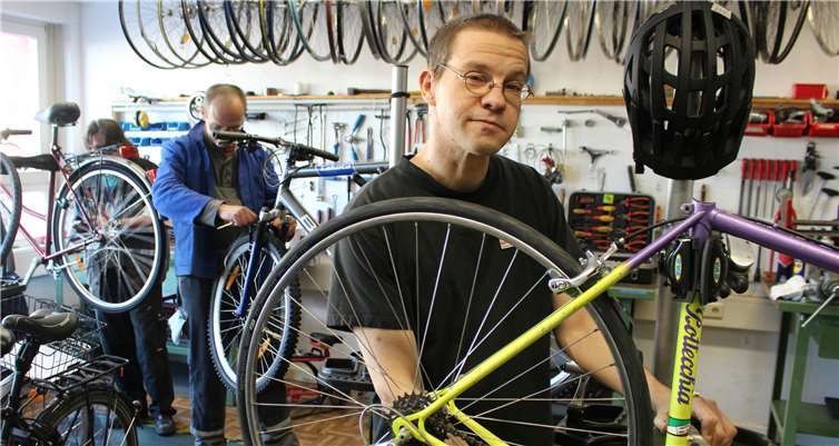 Für jeden Radfahrer gibt es den passenden fahrbaren Untersatz. In der Caritas- Fahrradwerkstatt werden gespendete Fahrräder aufgearbeitet und überwiegend für Menschen mit geringem Budget instandgesetzt.