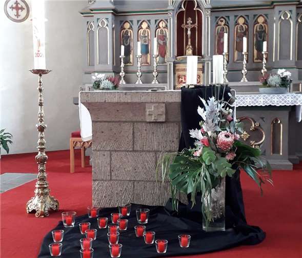 Für jeden Verstorbenen wurde symbolisch eine Kerze aufgestellt.Fotos: privat