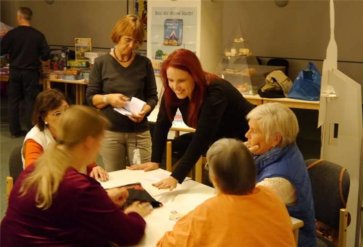 Für jedes Alter, für jeden Typ und jeden Geldbeutel gibt es das richtige Spiel. AOK-Mitarbeiterin und „Spiele-Guru“ Stefanie Kretz kennt sich auf diesem Gebiet bestens aus. Sie gibt neutrale und kostenfreie Tipps und lädt zum Spiele-Schnupperabend im AOK-City-Haus in Koblenz ein. AOK