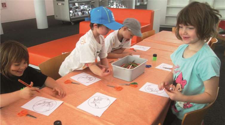 Für jedes Kind gab es die Möglichkeit, Bilder der „Hexe Zilly“ auszumalen.