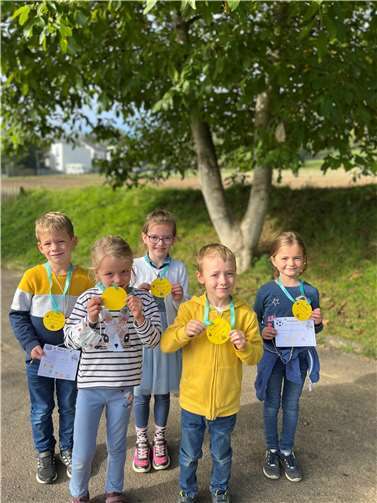 Für jedes Kind gab es eine Medaille.Foto: GGS Nb., A. Engel