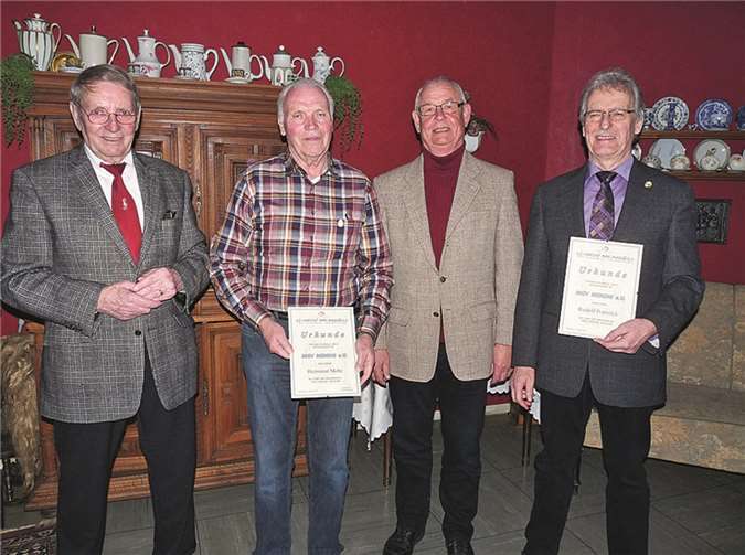 Für jeweils 40 Jahre aktive Mitgliedschaft zeichnete das Vorstandsmitglied des Kreischorverbandes Lothar Tentler (2.v.r.) im Beisein des Vorsitzenden Udo Müllegans (l.) die beiden Sänger Hermann Mohr (2.v.l.) und Rudolf Popiolek (r.) mit der Goldenen Ehrennadel aus und überreichte ihnen eine entsprechende Urkunde.FRE