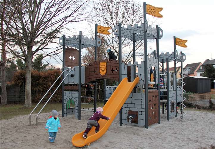 Für kleinere Schloss-Fans wurde extra ein Schlossturm mit Kleinkinderrutsche gebaut.privat