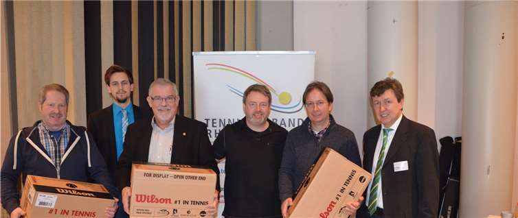 Für kräftigen Mitgliederzuwachs sorgten auch in diesem Jahr wieder einige TVR-Vereine. Eine tolle Bilanz zog man sowohl beim TC Bad Marienberg mit einem Plus von 21 Prozent Neumitgliedern), als auch beim BC Bad Ems (plus 19 Prozent Neumitglieder). Den Vogel abschießen konnte der Homburger BC, der das Jahr mit einem satten Zuwachs von 33 Prozent abschloss. TVR-Vize kipp gratulierte mit je einem Karton Bällen. Privat