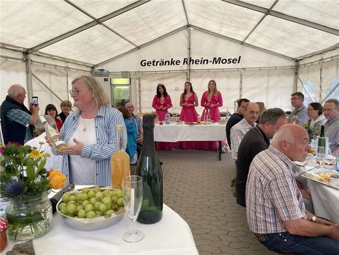 Für kulturelle Höhepunkte sorgten die drei Weinmajestätinnen aus Kobern-Gondorf, Christina, Anna und Anna, die interessante Einblicke in ihr Amt als Repräsentantinnen des regionalen Weins gaben. Foto: Petra Müller