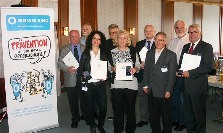 Für langähriges Engagement wurden Cornelia Zajonzek, Raziye Eskiocak, Meinolf Heuel,Harald Süßenbach, Wolf- Heinrich Apel, Hubertus Raubal, sowie der Landesvorsitzende Karl-Heinz Weber, Polizeipräsident A.D. geehrt.Rü