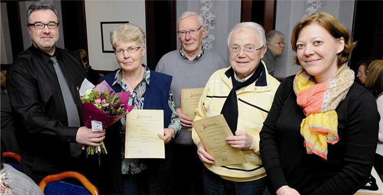 Für langjährige Chorzugehörigkeit wurden Anke Linsa und Franz Wilhelm Glöckner für 30 Jahre aktive Mitgliedschaft sowie Christiane Runte und Hans Gerd Folz für 20 jährige Treue geehrt. FIX