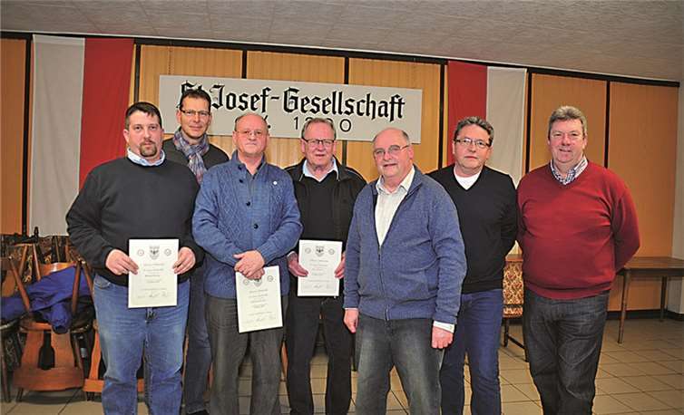 Für langjährige Mitgliedschaft bei den Jusseps-Jongens wurden einige Mitglieder geehrt.-RÜ-