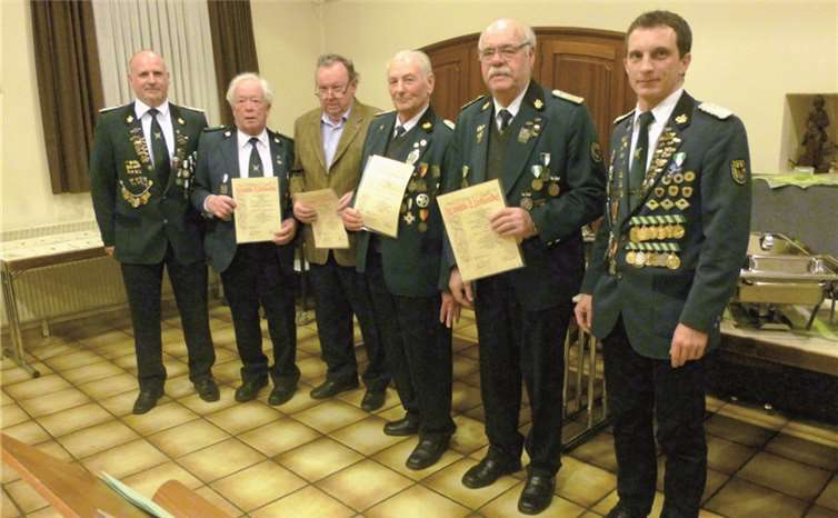 Für langjährige Mitgliedschaft bei den Schützen konnten einige Ehrungen vorgenommen werden.privat